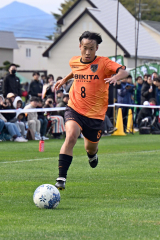 【１回戦・帯北―とわの森三愛】前半、帯北のＭＦ安藤久龍が右サイドをドリブルで駆け上がる（須貝拓也撮影）