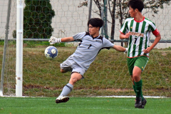 【１回戦・帯柏葉―北照】後半、相手センタリングをキャッチし素早く蹴り出し速攻を狙う帯柏葉のＧＫ日置颯太