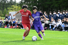 【１回戦・帯大谷―札幌山の手】前半、左サイドを攻め込む帯大谷のＭＦ林原悠真（右）