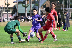 【１回戦・帯大谷―札幌山の手】前半、ゴール前で相手ＧＫと競り合う帯尾谷のＦＷ斉藤叶大（８）