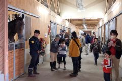 新しい厩舎（きゅうしゃ）に訪れた家族連れ（助川かおる通信員撮影）