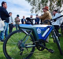 ＰＲイベントで展示された水素の電動アシスト自転車。車体前方の銀色の筒に水素タンクが収まる