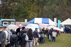 雨にもかかわらず会場は傘を手にした来場者があふれた