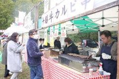 来場者は地元食材を使ったグルメを満喫した
