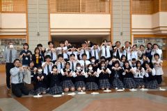 ワークショップに参加した生徒や関係者たちで記念撮影