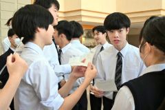 ワークショップに取り組む生徒たち