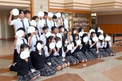 ワークショップでの学びを吹き出し型の紙にまとめた生徒たち