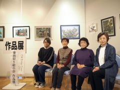 作品展を開催している幕別切り絵の会のメンバー（前列右から２人目は大倉代表）

