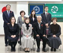 畑中会長（前列左から２人目）から表彰状を付け取った個人や団体代表