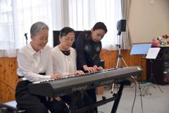 中村誉子さんと大井妙子さん、松山由紀子さんによるピアノ連弾