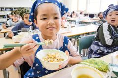 広尾の魚はおいしいよ　秋サケ、ふるさと学校給食で提供