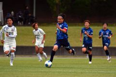 前半、ドリブルで攻め上がるスカイアースのＭＦ水野匠弥（青色ユニホーム、手前）