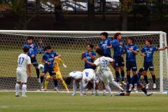 【１回戦・北海道十勝スカイアース―南葛ＳＣ】前半、相手のフリーキックに壁をつくり、自軍のゴールをスカイアースの選手たち（青色のユニホーム）