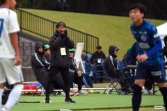 後半、選手に激を飛ばすスカイアースの八津川監督