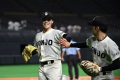 【１回戦・帯三条―士別翔雲】６回のいピンチを無失点で切り抜け喜ぶ帯三条の投手・安藤美壱（左）