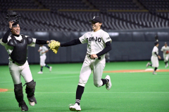 【１回戦・帯三条―士別翔雲】６回のピンチを無失点で切り抜け喜ぶ帯三条の安藤美壱投手（右）と捕手の湯浅導大