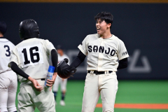 【１回戦・帯三条―士別翔雲】４回、死球を受ける帯三条の安藤美壱