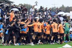 【２回戦・帯北―札幌創成】後半、同点に追いついた帯北イレブンが応援席に駆け寄り歓喜に沸き立つ