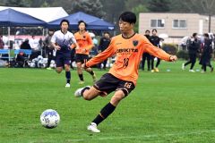 【２回戦・帯北―札幌創成】後半、途中出場の帯北ＦＷ近藤生翔がシュートを放つ