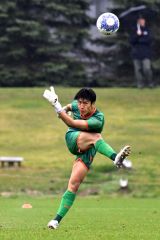 【２回戦・帯北―札幌創成】後半、力強いキックで前線にボールを送る帯北のＧＫ斉藤海翔