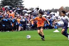 【２回戦・帯北―札幌創成】後半、声援を送る応援席の前で右サイドを突破する帯北のＭＦ安藤久龍