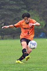 【２回戦・帯北―札幌創成】前半開始直後、ルーズボールをノートラップでシュートする帯北のＤＦ上杉友斗