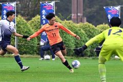 【２回戦・帯北―札幌創成】前半開始直後、左サイドから中央へ折り返しチャンスを演出する帯北のＦＷ佐藤悠仁