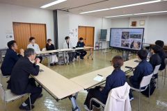 町長・副町長を訪問し、学習成果を発表した学生ら