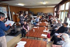 今年で活動２０年の「なかよし会」。参加者はゲームなどで親ぼくを深めている