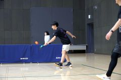 ピックルボール体験会の参加者ら(13日午前11時ごろ、よつ葉アリーナ十勝で。助川かおる通信員撮影)