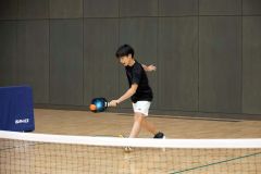 ピックルボール体験会の参加者ら(13日午前11時ごろ、よつ葉アリーナ十勝で。助川かおる通信員撮影)
