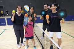 ピックルボール体験会の参加者ら(13日午前11時ごろ、よつ葉アリーナ十勝で。助川かおる通信員撮影)