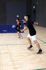 ピックルボール体験会の参加者ら(13日午前11時ごろ、よつ葉アリーナ十勝で。助川かおる通信員撮影)