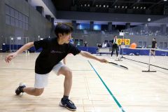 ピックルボール体験会の参加者ら(13日午前11時ごろ、よつ葉アリーナ十勝で。助川かおる通信員撮影)