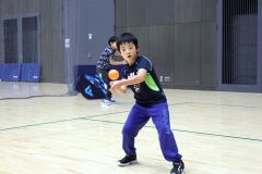 ピックルボール体験会の参加者ら(13日午前11時ごろ、よつ葉アリーナ十勝で。助川かおる通信員撮影)
