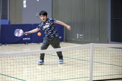 ピックルボール体験会の参加者ら(13日午前11時ごろ、よつ葉アリーナ十勝で。助川かおる通信員撮影)