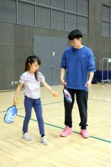 ピックルボール体験会の参加者ら(13日午前11時ごろ、よつ葉アリーナ十勝で。助川かおる通信員撮影)