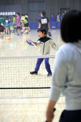 ピックルボール体験会の参加者ら(13日午前11時ごろ、よつ葉アリーナ十勝で。助川かおる通信員撮影)