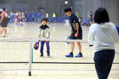 ピックルボール体験会の参加者ら(13日午前11時ごろ、よつ葉アリーナ十勝で。助川かおる通信員撮影)