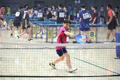 ピックルボール体験会の参加者ら(13日午前11時ごろ、よつ葉アリーナ十勝で。助川かおる通信員撮影)