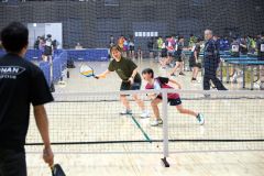 ピックルボール体験会の参加者ら(13日午前11時ごろ、よつ葉アリーナ十勝で。助川かおる通信員撮影)