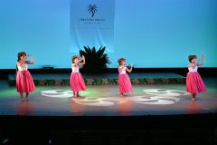 鮮やかな衣装で練習の成果を披露する生徒