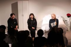 記念公演後にアフタートークに臨む(左から)富永代表、上村さん、坪井さん(助川かおる通信員撮影)
