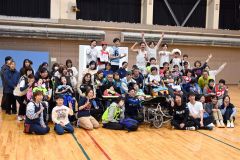 記念撮影する参加者とサポートスタッフら