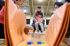ボウリングを楽しむ親子連れ