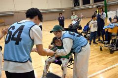 子ども一人一人の長所をたたえる賞状を手にする親子連れ