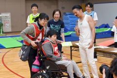 マイクを手に会場を盛り上げた村田理事（右）と松山代表（奥）