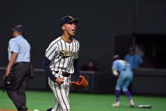 【２回戦・白樺学園―滝川西】５回に登板し満塁のピンチを無失点で切り抜けガッツポーズする白樺学園の窪田侑