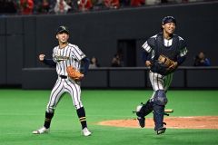【２回戦・白樺学園―滝川西】５回に登板し満塁のピンチを無失点で切り抜けガッツポーズする白樺学園の窪田侑（左）
