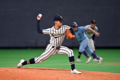 【２回戦・白樺学園―滝川西】５回から登板し被安打１の無失点で抑えた白樺学園の窪田侑